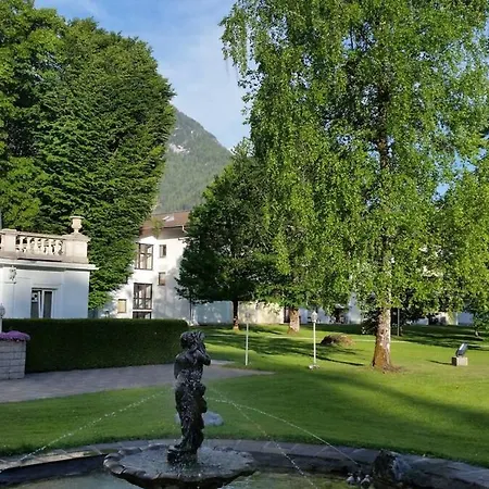 Im Schlosspark Grubhof Sankt Martin bei Lofer
